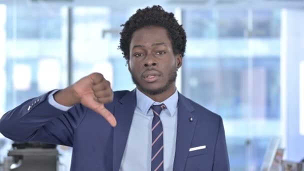 Homme d'affaires afro-américain bouleversé montrant pouces vers le bas — Video