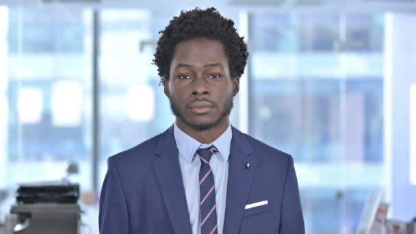 Fröhlicher afrikanisch-amerikanischer Geschäftsmann lächelt in die Kamera — Stockvideo