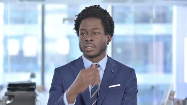 Un om de afaceri afro-american ambițios gândește în birou — Videoclip de stoc