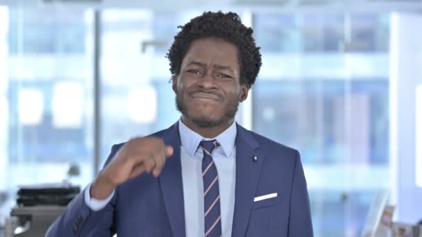 Empresario afroamericano decepcionado se escandaliza en el cargo — Vídeos de Stock