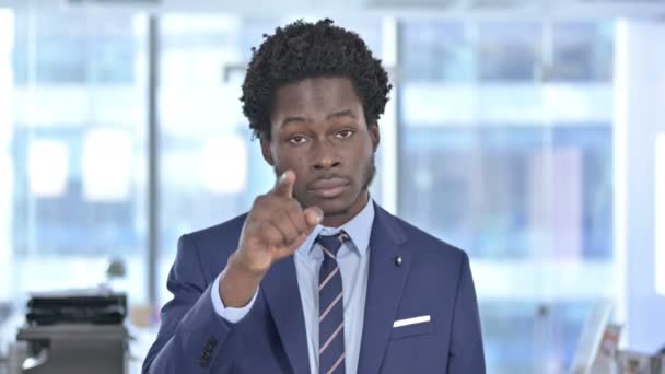 Hombre de negocios afroamericano serio señalando con el dedo a la cámara — Vídeos de Stock