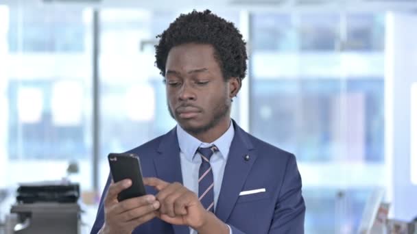 Cep telefonunda Başarı Kutlaması yapan Afrikalı Amerikalı İşadamı — Stok video