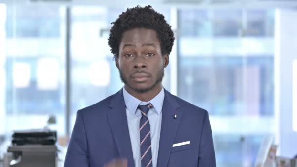 Empresario afroamericano señalando con dedo y pidiendo llamada — Vídeos de Stock