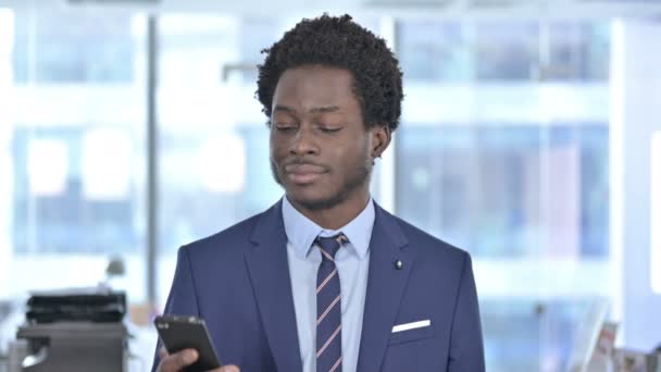 Бесіда афроамериканського бізнесмена на мобільному телефоні — стокове відео