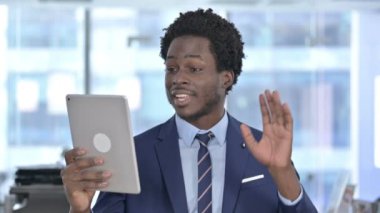 Afro-Amerikalı İşadamı Tablet 'te Video Sohbeti Yapıyor