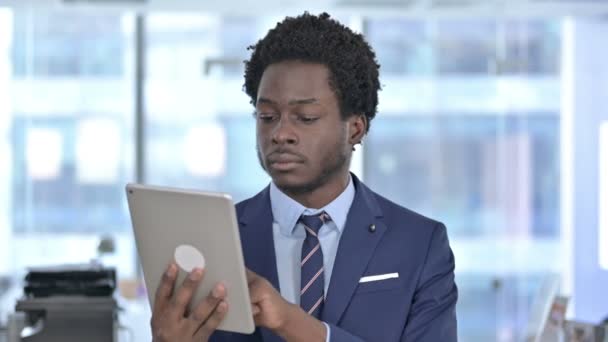 Bonito empresário afro-americano ficar chocado em Tablet — Vídeo de Stock