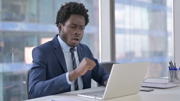 Nemocný africký americký podnikatel s kašlem při použití notebooku — Stock video
