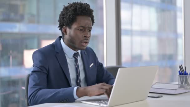 Afro-americano perturbado Empresário ficar chocado ao usar Laptop — Vídeo de Stock