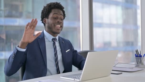 Guapo afroamericano hombre de negocios haciendo Video Chat en el ordenador portátil — Vídeo de stock