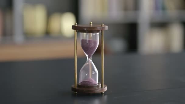 Primer plano de reloj de arena en mesa de oficina de hombre de negocios — Vídeos de Stock