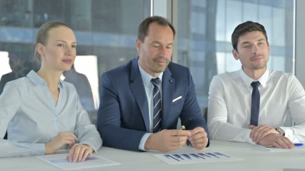 Geschäftsleute halten Präsentation auf Büroschreibtisch — Stockvideo