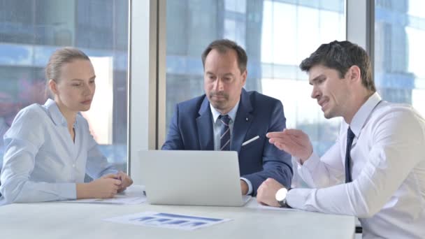 Yönetici İş adamları Office Table Laptop kullanırken Şok olsun — Stok video