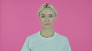 Pembe Arkaplanda İnsanları Davet Eden Genç Kadın