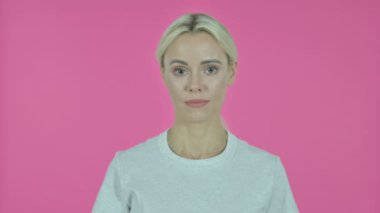 Başarılı Genç Kadın Pembe Arkaplanda İzole Edildi