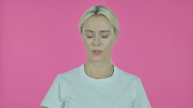 Pembe Arkaplanda Esneyen ve Esneyen Genç Kadın