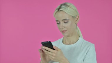 Genç Kadın Tezahürat Başarısı Akıllı Telefon, Pembe Arkaplan