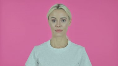 Pembe Arkaplanda Genç Kadın 'ın Çevrimiçi Video Sohbeti