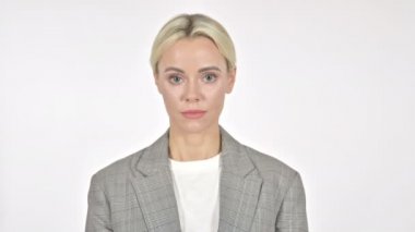 Beyaz Arkaplanda Kameraya Bakan İş Kadını