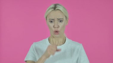 Pembe Arkaplanda Öksüren Hasta Genç Kadın