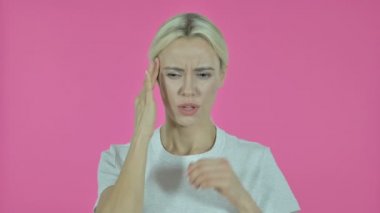 Pembe Arkaplanda Baş Ağrısı Olan Genç Kadın