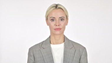 Gülümseyen iş kadını beyaz arka planda izole edilmiş