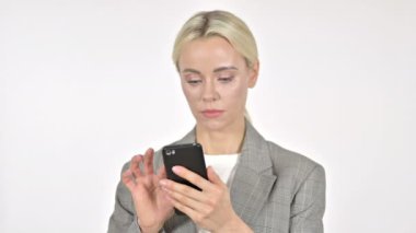 İş kadını Beyaz Arkaplanda Akıllı Telefon Taranıyor