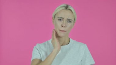 Diş ağrısı, Pembe Arkaplanda Diş Ağrısı Olan Genç Kadın