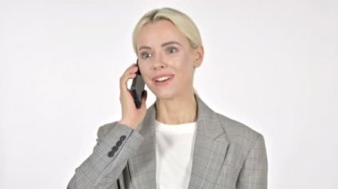 İş kadını Beyaz Arkaplanda Akıllı Telefonla Konuşuyor