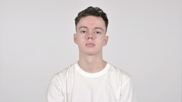 Молодий чоловік вітає на білому тлі — стокове відео