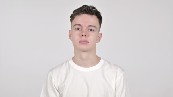 Znak porządku przez młody mężczyzna na białym tle — Wideo stockowe