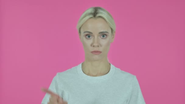 年轻女子摇动手指拒绝粉红背景 — 图库视频影像