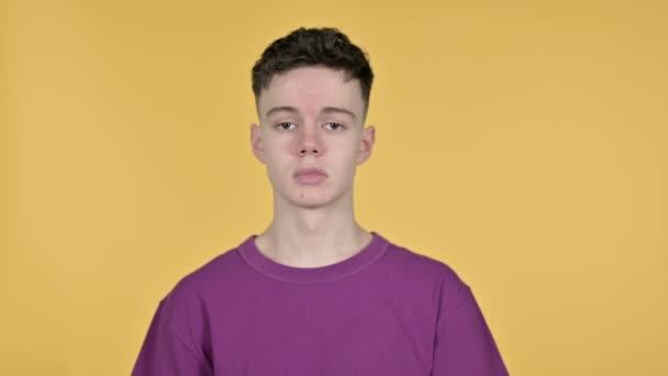 Nemocný mladý muž kašlání na žlutém pozadí — Stock video