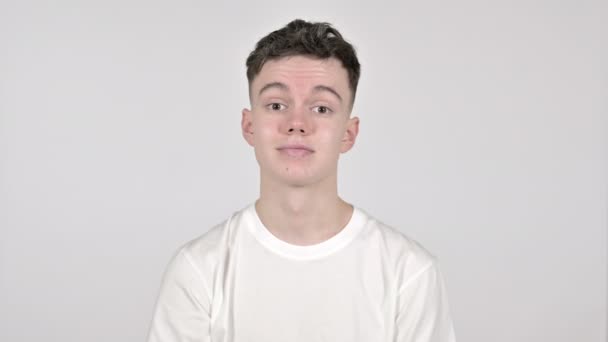Ja, junger Mann schüttelt den Kopf, um auf weißem Hintergrund zu akzeptieren — Stockvideo