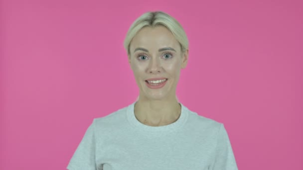 OK segno di giovane donna su sfondo rosa — Video Stock