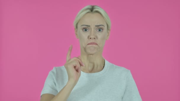 Воюющая молодая женщина в гневе изолирована на розовом фоне — стоковое видео