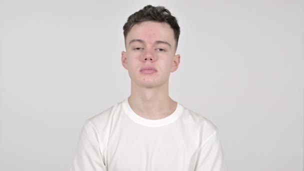 白人の背景に拍手を送る若い男 — ストック動画