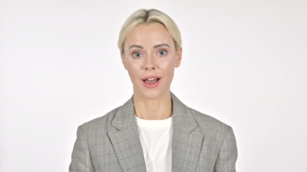 Sì, donna d'affari che scuote la testa per accettare su sfondo bianco — Video Stock