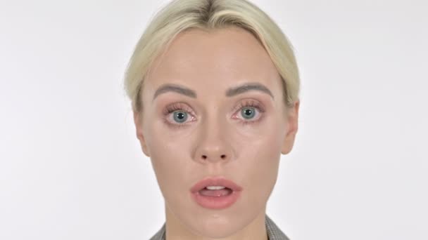 Close-up van geschokt zakenvrouw gezicht — Stockvideo