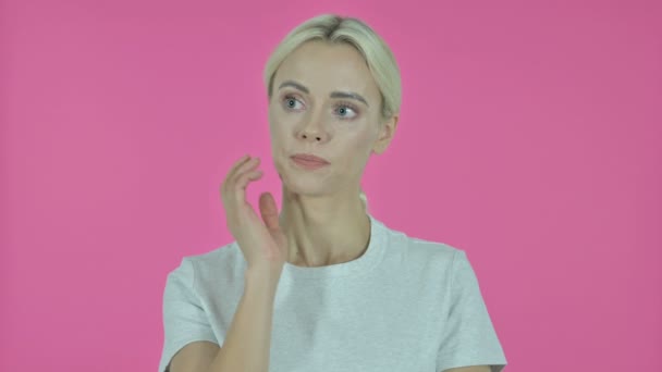 Myšlení mladá žena dostal nový nápad na růžové pozadí — Stock video