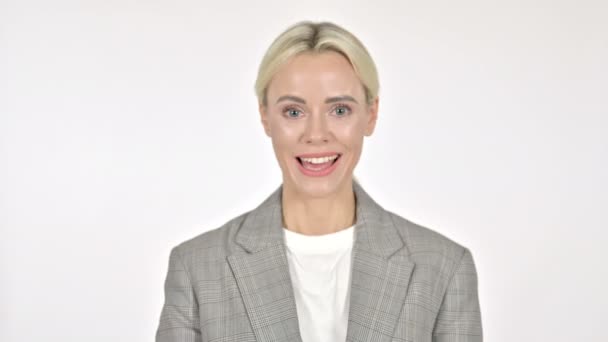 Femme d'affaires célébrant le succès isolé sur fond blanc — Video