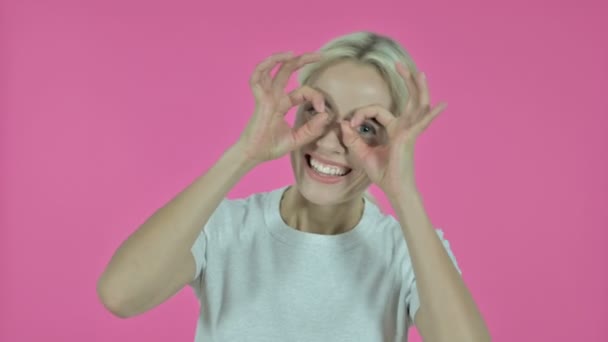 Mujer joven feliz en busca de una nueva oportunidad, fondo rosa — Vídeos de Stock