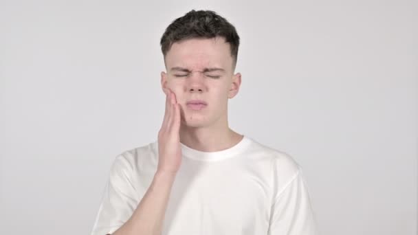 Зубная боль, молодой человек с зубной болью на белом фоне — стоковое видео