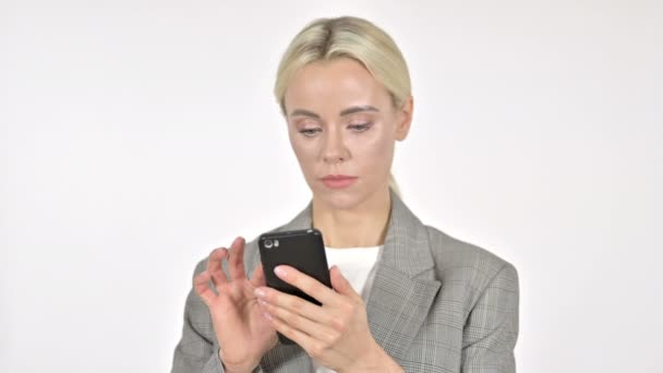 Zakenvrouw Browsing Smartphone op witte achtergrond — Stockvideo
