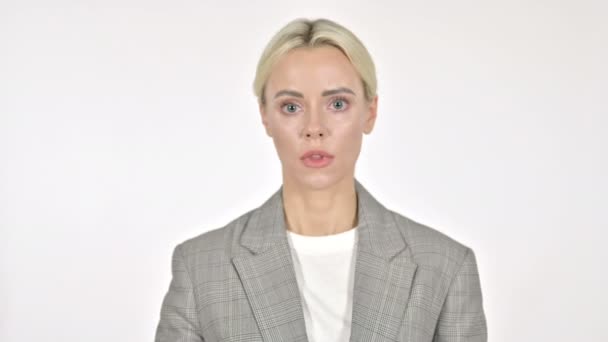 Donna d'affari alla ricerca di una nuova possibilità, sfondo bianco — Video Stock