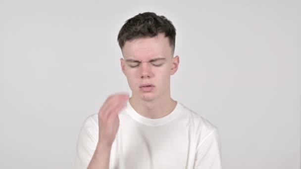 Молодой человек с головной болью на белом фоне — стоковое видео