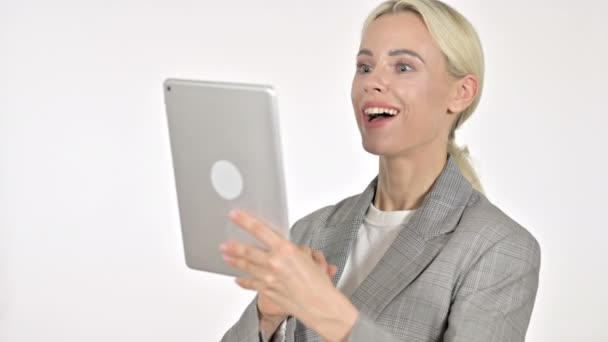 Video Chat by Businesswoman via Tablet Isolado em fundo branco — Vídeo de Stock