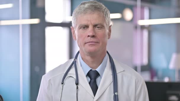 Porträt eines Arztes mittleren Alters, der mit dem Finger Nein sagt — Stockvideo