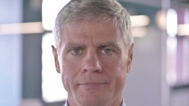 Kameraya Bakan Ciddi Orta Çağ Adamının Kapanışı