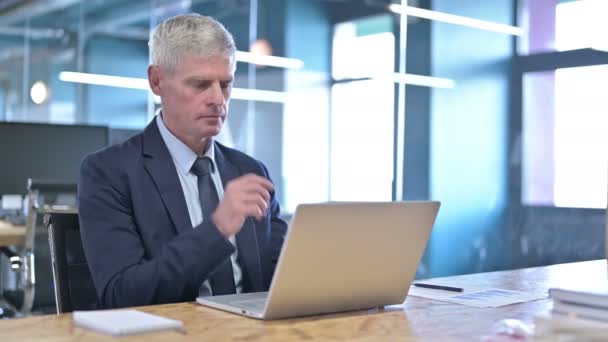 Uomo d'affari di mezza età Pensare e lavorare sul computer portatile — Video Stock