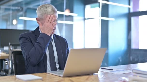 Hombre de negocios de mediana edad cansado con dolor de cabeza en la oficina — Vídeo de stock